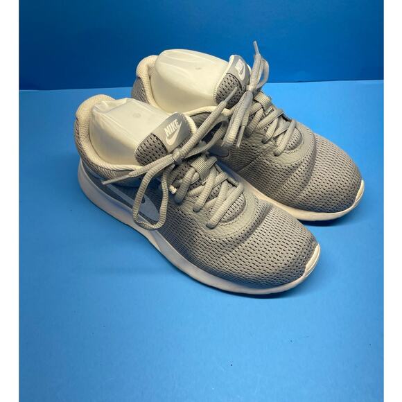 Nike Womens Tanjun  Gray White Athletic Running Shoes Sneakers Size 7 - Picture 3 of 10